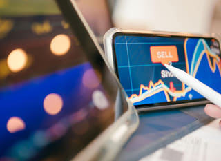 Meerdere Bitcoin-, Ethereum- en forex-opties worden geanalyseerd door een multi-markthandelaar